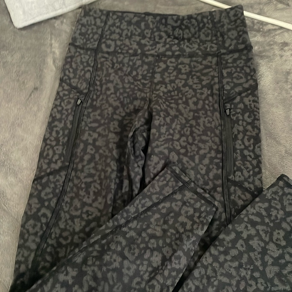 Athleta cheetah print leggings with zipper pockets